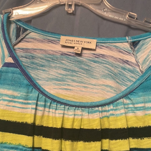 Beautiful 3/4 sleeve top - Picture 2 of 3